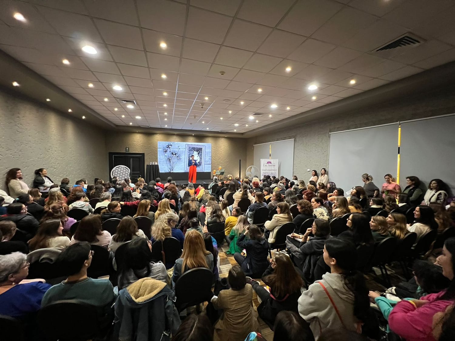 Audiencia participando en una conferencia de Rocío