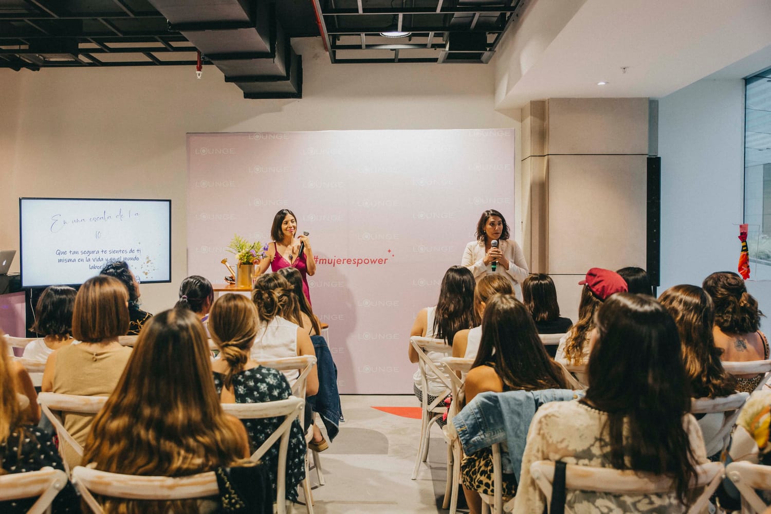 Taller de Rocío Sánchez con un grupo de mujeres